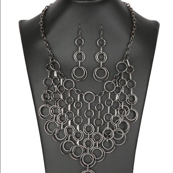 Jewelry - Necklace and matching earring from Paparazzi